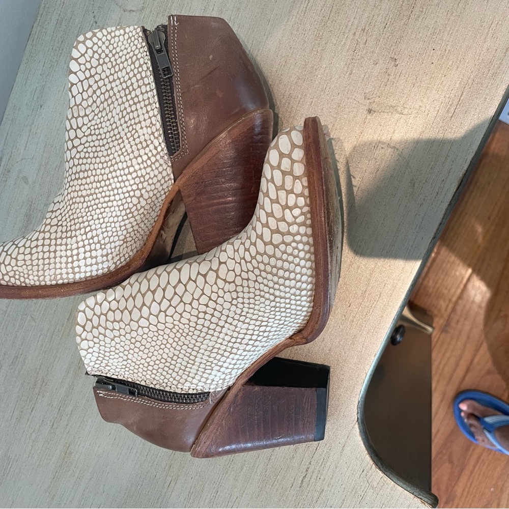 Freebird Detroit leather white croc Cream and Brown Ankle Booties 8 - Picture 5 of 6